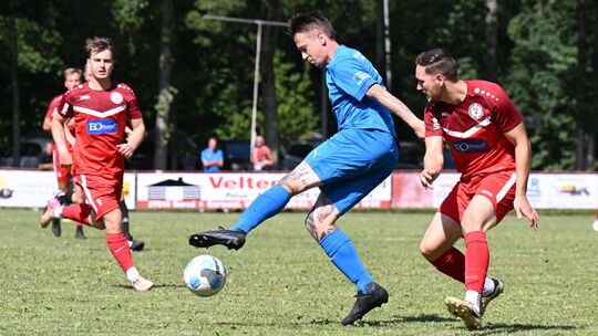 Vor einem Jahr standen sich die SG Berod-Wahlrod/Lautzert-Oberdreis (in Rot) und die SG Müschenbach (in Blau) am zweiten Spielta