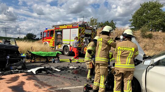 Einsatzkräfte der Feuerwehr Bad Kreuznach sichern die Unfallstelle nach dem Frontalzusammenstoß. Einsatzkräfte der Feuerwehr Bad Kreuznach sichern die Unfallstelle nach dem Frontalzusammenstoß.