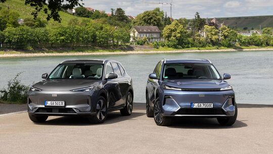 Geely E5 (l) und Starray
