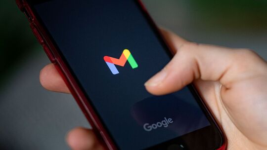 Das Logo der App Gmail auf einem Smartphone Bildschirm Das Logo der App Gmail auf einem Smartphone Bildschirm