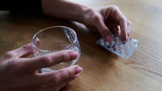 Frau hält Tabletten in der Hand Frau hält Tabletten in der Hand