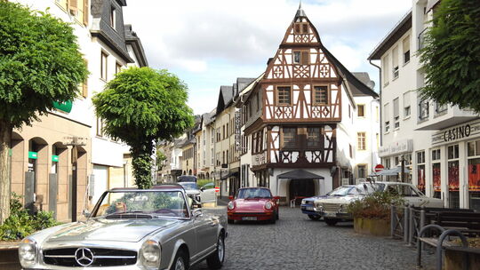 Klassiker vor klassischer Kulisse. Mercedes Pagode vor Porsche 911 und Ford 17m auf dem Kirner Marktplatz erinnern an automobile