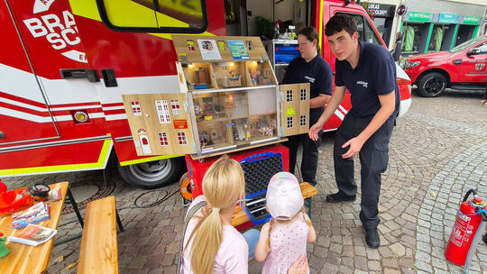 Beim Feuerwehrinformationsfahrzeug der Freiwilligen Feuerwehr Pellenz erfahren auch die Jüngsten, was im Notfall zu tun ist.
