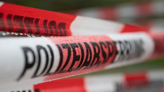 Am Wochenende hatte es in Heimbach-Weis einen größeren Polizeieinsatz gegeben. Zwei Leichen waren in einer Mietwohnung entdeckt