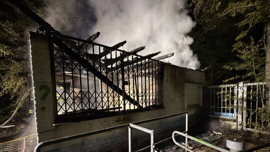 Das Kassenhäuschen des ehemaligen Kammerwoog-Schwimmbads stand in der Nacht auf Dienstag, 7. Juli, in Vollbrand.