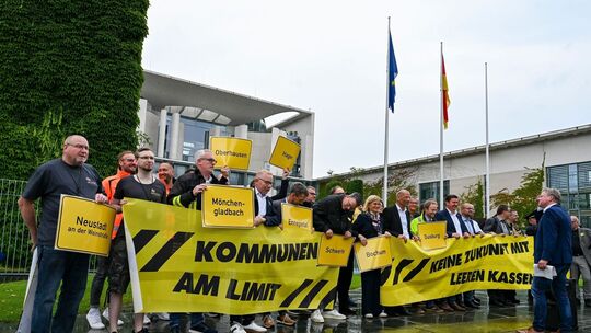 Kommunen demonstrieren für mehr Unterstützung
