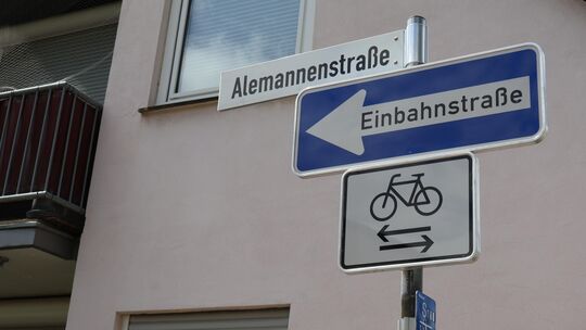 Die Alemannenstraße in Neuwied-Irlich wurde plötzlich zur Einbahnstraße – ohne, dass zusätzliche Schilder auf die veränderte Ver