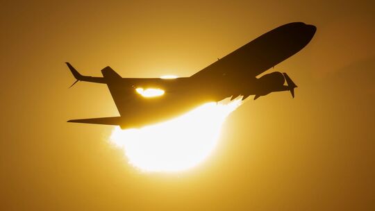 Flugzeug vor der Sonne Flugzeug vor der Sonne