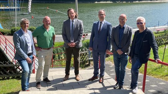 So begann alles im Corona-Sommer 2021: Veranstalter Hans-Christian Mager (2.von rechts) konnte nicht nur Hamms Bürgermeister Die