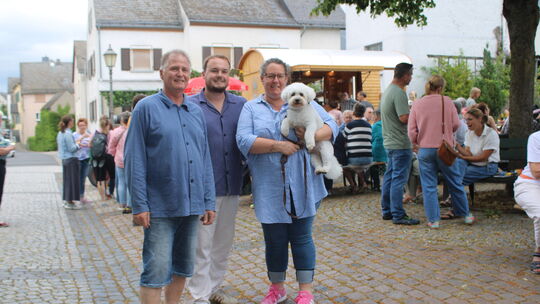Sie sind die Macher hinter dem Bornicher "Socken-Ausschank" (von links): Vater Jörg Dillenburger, Sohn Felix Dillenburger und Mu