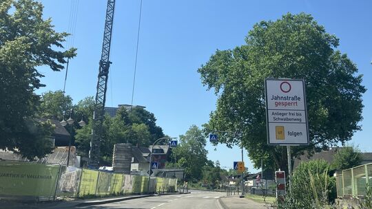 Die Baustelle in der Jahnstraße prägt derzeit das Bild am Fuß des Mallendarer Bergs. Wegen der Sperrung musste auch die Verkehrs