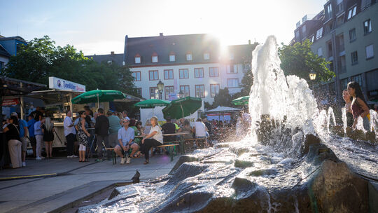 Besucher des Koblenzer Altstadtfests genießen am Nachmittag das Wetter und die entspannte Atmosphäre auf dem Münzplatz.