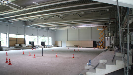 Die Arbeiten in der neuen Westrichhalle laufen auf Hochtouren. Das Gerüst (rechts entlang der Wand) soll in den kommenden Tagen