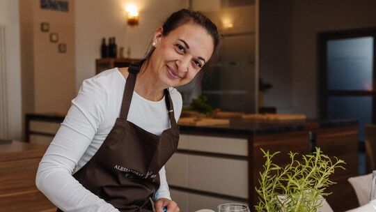 Alessandra Fernandez hat ihre Kochschule in der Biergasse 28a in Bad Breisig Anfang Juni eröffnet. Im mediterranen Flair wird it Alessandra Fernandez hat ihre Kochschule in der Biergasse 28a in Bad Breisig Anfang Juni eröffnet. Im mediterranen Flair wird it
