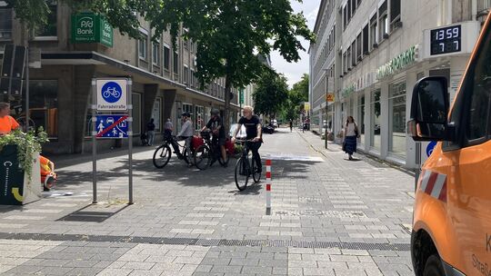 Der Poller mitten in der Koblenzer Casinostraße in Höhe der Schlossapotheke ist brandneu. Immer wieder sind hier Autos eingeboge