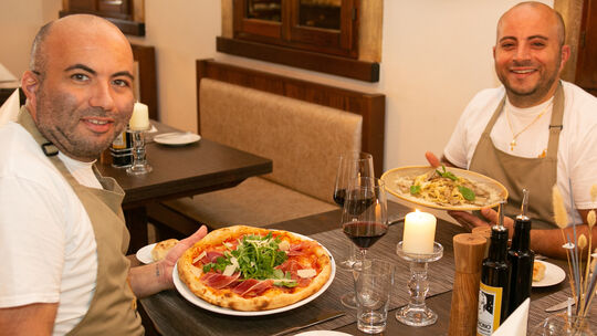 Sie kreieren die besten Pizzen in Rheinland-Pfalz: Alfio Vinci (links) und der Inhaber des Restaurants Caravella, Ricardo Amico. Sie kreieren die besten Pizzen in Rheinland-Pfalz: Alfio Vinci (links) und der Inhaber des Restaurants Caravella, Ricardo Amico.