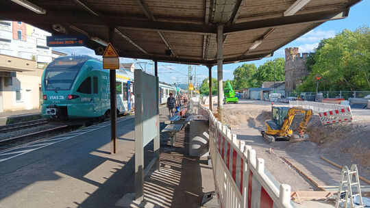 Noch bietet das über 300 Quadratmeter große Bahnsteigdach einen wirksamen Sonnen- und Regenschutz am Oberlahnsteiner Bahnhof. Wä