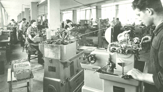 Die Produktion in den 50er-Jahren: In den frühen Geldspielgeräten steckte viel Handarbeit.