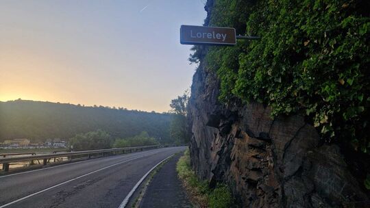 Am Loreleyfelsen soll noch vor der Buga 2029 entlang der B42 ein 3 Meter breiter rheinseitiger Geh- und Radweg entstehen. Ein am