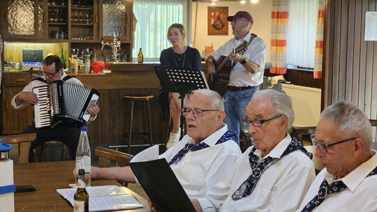 Schifferklavier, Gitarre und die Solosängerin Melanie Reidenbach ergänzen die zwölf Sänger des Shanty-Chors, die regelmäßig im G