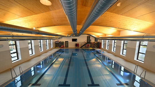 In der Schwimmschule Sharky im Bonner Stadtbezirk Bad Godesberg lernen Kinder zu schwimmen. Derzeit ist im Gespräch, ob ein beda