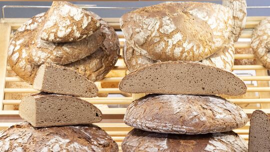 Brot liegt im Tresen einer Bäckerei (Symbolbild).