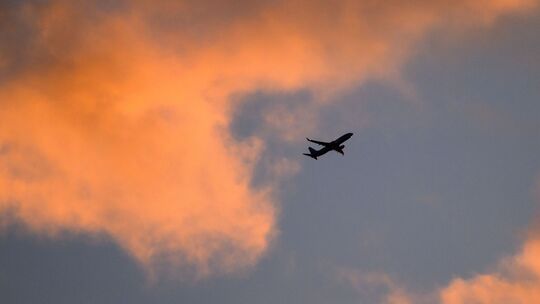 Flugzeug im Sonnenaufgang Flugzeug im Sonnenaufgang