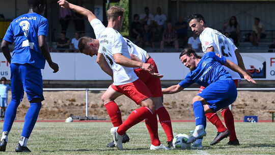 Die Charity XI (in Weiß) zeigte gegen Oberligist Cosmos Koblenz (in Blau) eine starke Leistung.