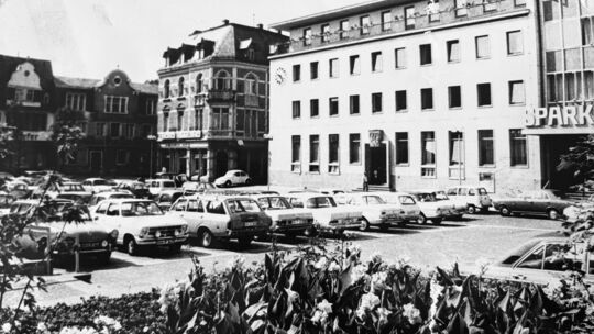 Die Sparkasse am Kornmarkt in ihrem Ausbaustadium der 1960er und 1970er-Jahre. Gut im Vordergrund zu erkennen: Der Brunnen war s