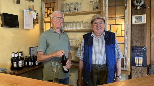 Rudi Weber und Adolf Schuch stehen seit fast 20 Jahren hinter der Theke des Schlachthauses in Schmißberg. Sie sind zwei von etwa