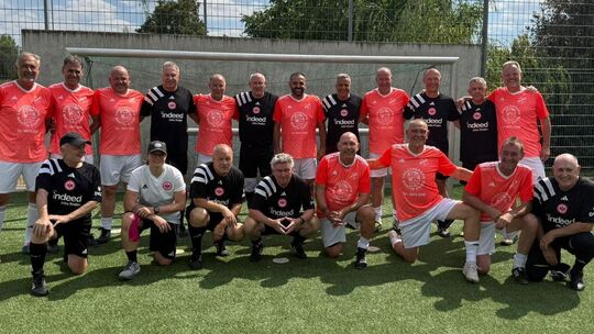 Gruppenbild in Frankfurt: Das Walking-Football-Team der SG Weinsheim bezwang auch die Gruppierung des Bundesligisten.
