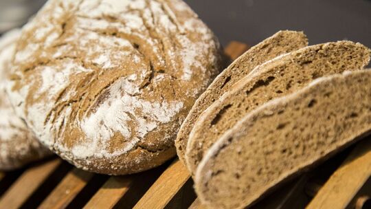 Ein Bort und ein paar Brotscheiben auf einem Brett