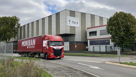 Ein Lastwagen ist vor dem Novelis-Standort in Kesselheim unterwegs: Mehrere Firmen gibt es hier im Industriegebiet, in denen die