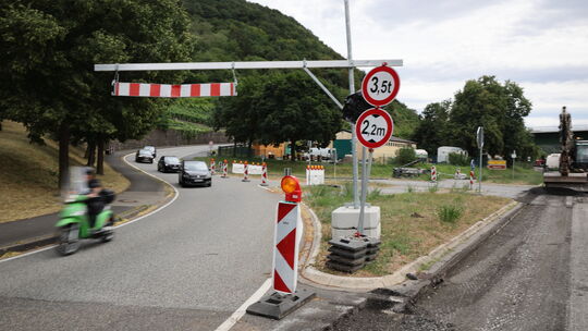 Öfter mal wird die Höhenbegrenzung an der Moselbrücke Löf missachtet. Auf der Alkener Seite ist erkennbar, dass einige zu hohe F