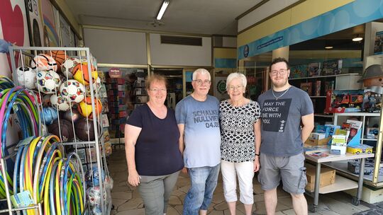 Drei Generationen Spielwaren, die vierte ist gerade geboren (von links): Tanja, Dirk, Lilo und Florian Sauer.