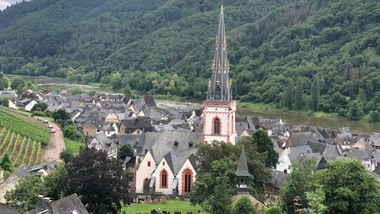 Blick über Ediger-Eller mit der Kirche in Ediger: Die Gemeinde gewann Silber beim diesjährigen Bundeswettbewerb "Unser Dorf hat