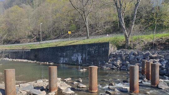 An der Sagnesmühle nahe dem früheren Rheinland-Platz ist ein Treibgutrechen zur Hochwasservorsorge installiert worden. Es fehlen
