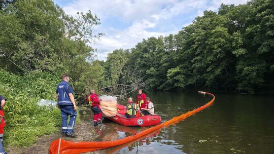 Feuerwehr, DRK-Wasserwacht und THW legten Ölsperren auf der Sieg aus.