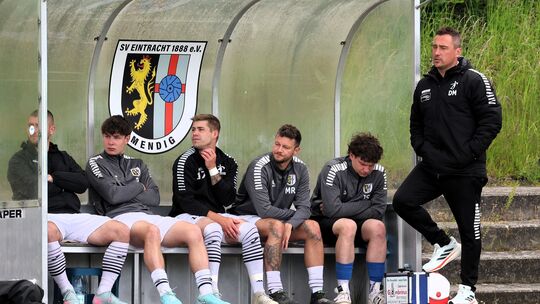 Damir Mrkalj (rechts, stehend), wird in der kommenden Saison wieder als Spielertrainer für Mendig agieren.