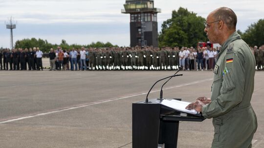 Oberst Samuel Mbassa, Kommodore des Taktischen Luftwaffengeschwaders 33, spricht auf dem Fliegerhorst in Büchel zu Angehörigen d