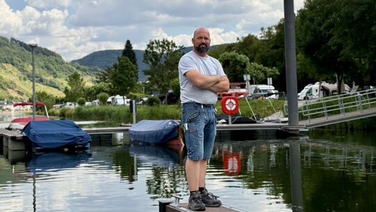 Marco Schawo führt den Campingpark in Zell-Kaimt seit vielen Jahren. Jedes Jahr modernisiert er die Ausstattung. 2027 kommen E-L