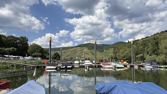Malerisch liegt der Sportboothafen in der Sonne. Er ist Teil des Campingparkes Zell-Kaimt. Der Platz hat eine Vier-Sterne-Superi