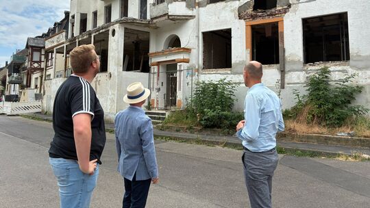 Auch Nils Keßler-Dous, stellvertretender Ortsvorsteher von Bad Salzig (links), Boppards Bürgermeister Jörg Haseneier (Mitte) und
