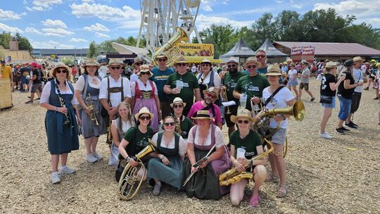 Beim Woodstock der Blasmusik in Österreich haben sich Musiker vom Hunsrück und von der Mosel für ein Gruppenfoto getroffen.