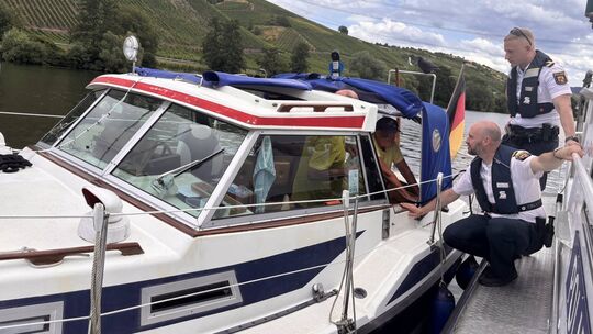 Einsatz für die Wasserschutzpolizei auf der Mosel: Frank Schilken (vorn) und Sebastian Polasek (rechts) kontrollieren die Besatz