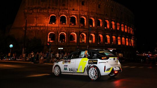 Beeindruckende Kulisse: Claire Schönborn und ihr Opel Corsa Rally 4 bei der spektakulären Stadtprüfung vor dem Kolosseum in Rom.
