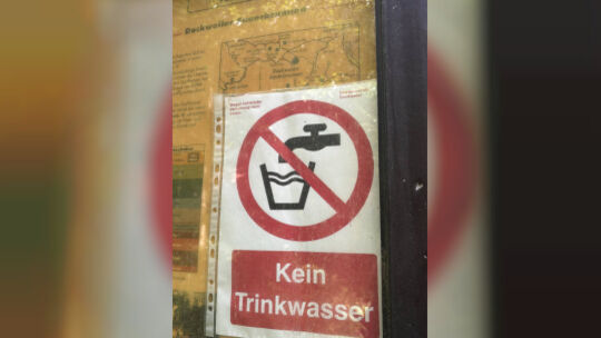 So wie hier nahe Dockweiler weisen vielerorts Hinweisschilder auf verunreinigte Dreese (Sauerbrunnen) hin.
