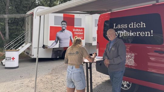 Der DRK-Blutspendetruck und ein Team der Stefan-Morsch-Stiftung waren im Tierpark Rheinböllen zu Gast.