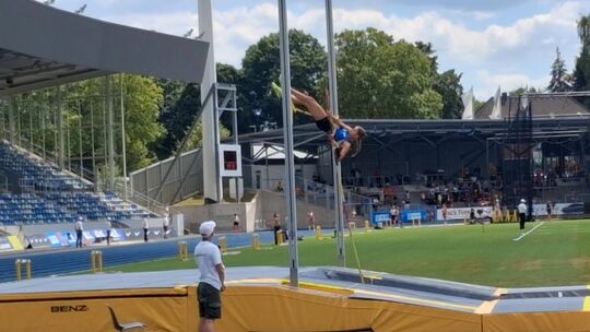 Xenia Trossen vom TuS Sohren überfliegt hier 3,50 Meter bei der U18-DM im Lohrheidestadion in Wattenscheid. Das reichte bei ihre