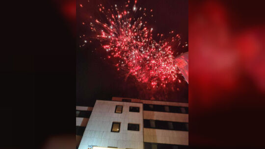 Nach fünf Jahren Pause gab es 2025 wieder ein Feuerwerk auf der Laurentiuskirmes, abgeschossen vom Dach des Hotels "Stadt Daun".